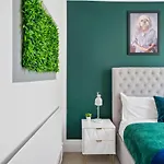 Апартаменты The Emerald Gem - Overlooking The Park *