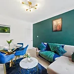 Апартаменты The Emerald Gem - Overlooking The Park Бристоль