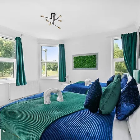 The Emerald Gem - Overlooking The Park Apartment *