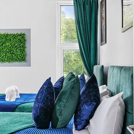 The Emerald Gem - Overlooking The Park