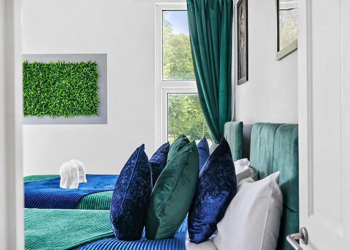 The Emerald Gem - Overlooking The Park