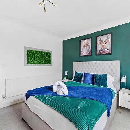 The Emerald Gem - Overlooking The Park Bristol